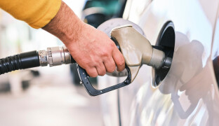 DataReport: Palivo za poslední měsíc zdražilo. Za litr si připlatíme o několik korun víc