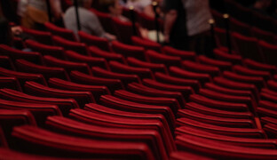 Divadlo v kině i novinka se Zendayou. Jaké filmové novinky servírují kina?