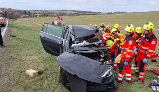 Čelní náraz řidičky Opelu s autobusem, odnesla to s vážným zraněním. Úsekem už projedete