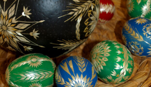 Kouzlo slámových kraslic. Zapomenutý hanácký poklad představují v Prostějově