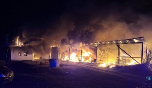 Hasiči zasahovali při požáru domu a stodoly