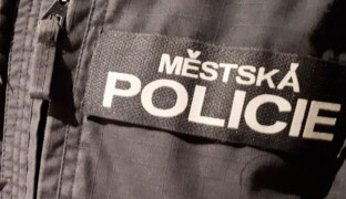 Napínavé chvíle na mostě. Strážníci zachránili ženu z ledové řeky