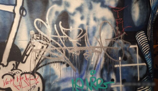 FOTO: Vandalové vylepšili průchod u muzea po svém. Narušili díla umělců