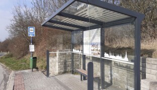 Děti chodí do školy po krajnici. Droždín řeší nebezpečnou zatáčku