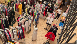 Dámy, je čas provětrat šatníky a udělat si radost! Jarní charitativní bazárek je tady