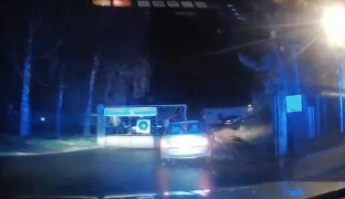 VIDEO: Opilý a zdrogovaný řidič ujížděl policii přes několik obcí. Zastavila ho až porucha auta