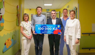 Na statisícový šek se skládali roky. Dar od obyvatel Výšovic obdržela Fakultka