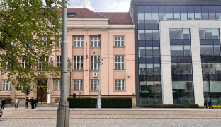 VIDEO: Už jste se zhoupli? Vozovka v centru se propadla