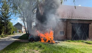 Auto v plamenech a škoda 120 tisíc. Když přijeli hasiči, už bylo pozdě