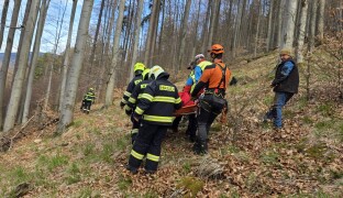 Pro zraněného musel do hor vrtulník