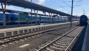 Dělník spadl ze stožáru. Zastavil vlakový provoz