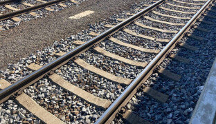 Dělník spadl ze stožáru. Zastavil vlakový provoz