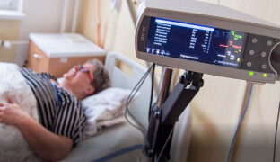 Olomoucká radnice zmodrá. Upozorní na Světový den plicní hypertenze