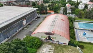 Malá hala zmizí během května. Starou budovu město roky nevyužívalo, teď ji zdemoluje