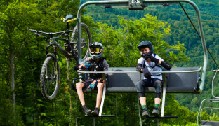 Sníh pod plachtou? Skiareál zkouší uchovat obří hromadu