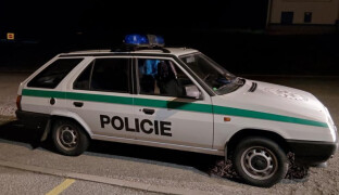 V Prostějově jezdilo staré policejní auto. Případ řeší policisté