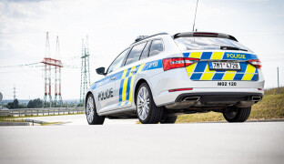 Tragická nechoda na D35. Motorkář po střetu s osobním automobilem zemřel