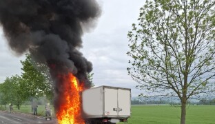AKTUÁLNĚ: U Postřelmova hoří dodávka. Na místě jsou hasiči