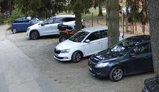Poškodil auto a odjel. Policie hledá svědky