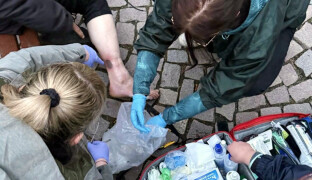 Spolek mediků pomáhá lidem na ulici. Dobrovolníci ošetřují všechny bez rozdílu