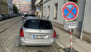 Botičky i odtahy kvůli špatnému parkování. Strážníci kárají řidiče