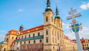Výhrůžky a zákaz ministrování. Spolek zvoníků odsoudila i arcidiecéze