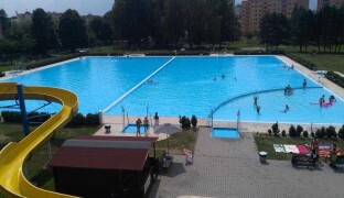 PŘEHLED: Vstupné za 80, ale i za 200. Kolik letos zaplatíte na koupalištích?