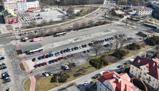 Autobusy se vrací na zastávky na Tržnici. Stále ještě nezaparkujete