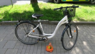 Nedala přednost cyklistce. Řidička jaguáru ji srazila