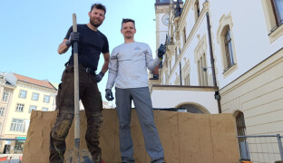 V Olomouci roste nová písková socha. Vydržela by i přes zimu, říká její stavitel Václav Lemon