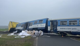 AKTUÁLNĚ: Provoz vlaků u Prostějova stojí. Záchranáři evakuují dvě desítky osob
