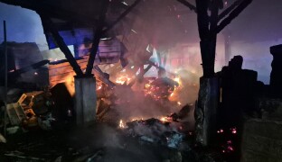 Od papíru chytla i technika. Noční požár v Horce zaměstnal 7 jednotek hasičů
