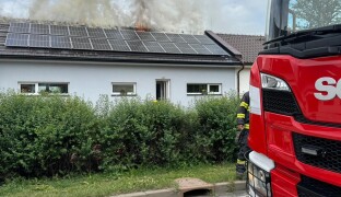 AKTUÁLNĚ: Fotovoltaika vzplála. Hasiči zasahují u požáru střechy domu