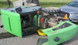 Nepozornost při předjíždění a převrácený traktor. Řidiče museli převést do prostějovské nemocnice