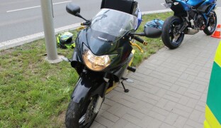 Nedobrzdil a srazil řidičku u křižovatky, žena utrpěla zranění