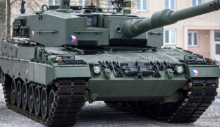 Šelmy na dálnici. Tanky Leopard potkáte v koloně
