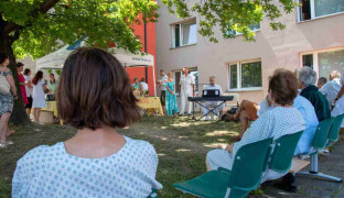 Přinese světlo i optimismus. Pod okna fakultky se vrací benefiční festival Onkologie (o)žije