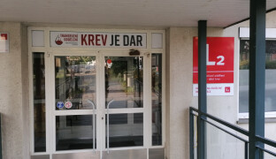 Úbytek dárců krve řeší FN Olomouc novou kampaní. Objeví se i v MHD