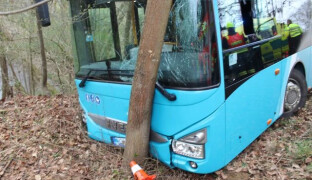 Řidič autobusu havaroval se třemi promile. Soud posuzuje případ z Žeravic