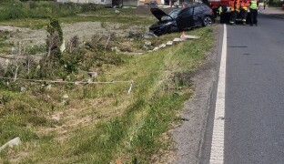 S autem nabourala do schodů. Po čelním náraze skončila řidička se zraněním