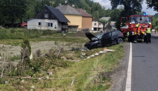S autem nabourala do schodů. Po čelním náraze skončila řidička se zraněním