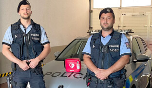 K záchraně života použili defibrilátor. Policisté ve Velké Bystřici zachraňovali cyklistu