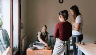 Keramika mě měla zpomalit, říká Anna Dvořáková. Stika Ceramics vzniká v dílně na Blažejském náměstí