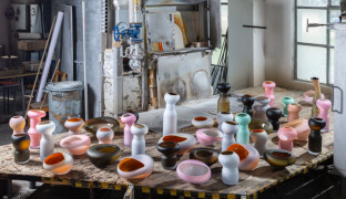 Světový design, české sklo. Studio Davida Valnera vybavuje zahraniční galerie