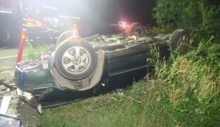 Na Šumpersku skončilo auto na střeše. Řidič řídil pod vlivem drog