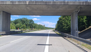 Z mostu házel na dálnici beton. Policie žádá o spolupráci při hledání svědků