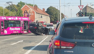 Skončil na střeše. Dopoledne se v Olomouci srazila tramvaj s autem