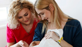 Kojení nemusí přijít samo. V Prostějově pomáhají maminkám i doma