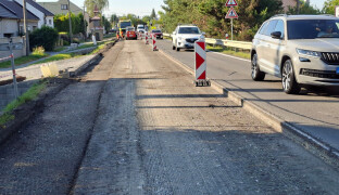 Práce na silnici pokračují. Takto dělníci postupují v Dolanech na Olomoucku