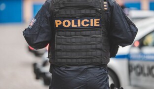 Z areálu odešel, za dvě hodiny se vrátil. V Huzové zaútočil nožem